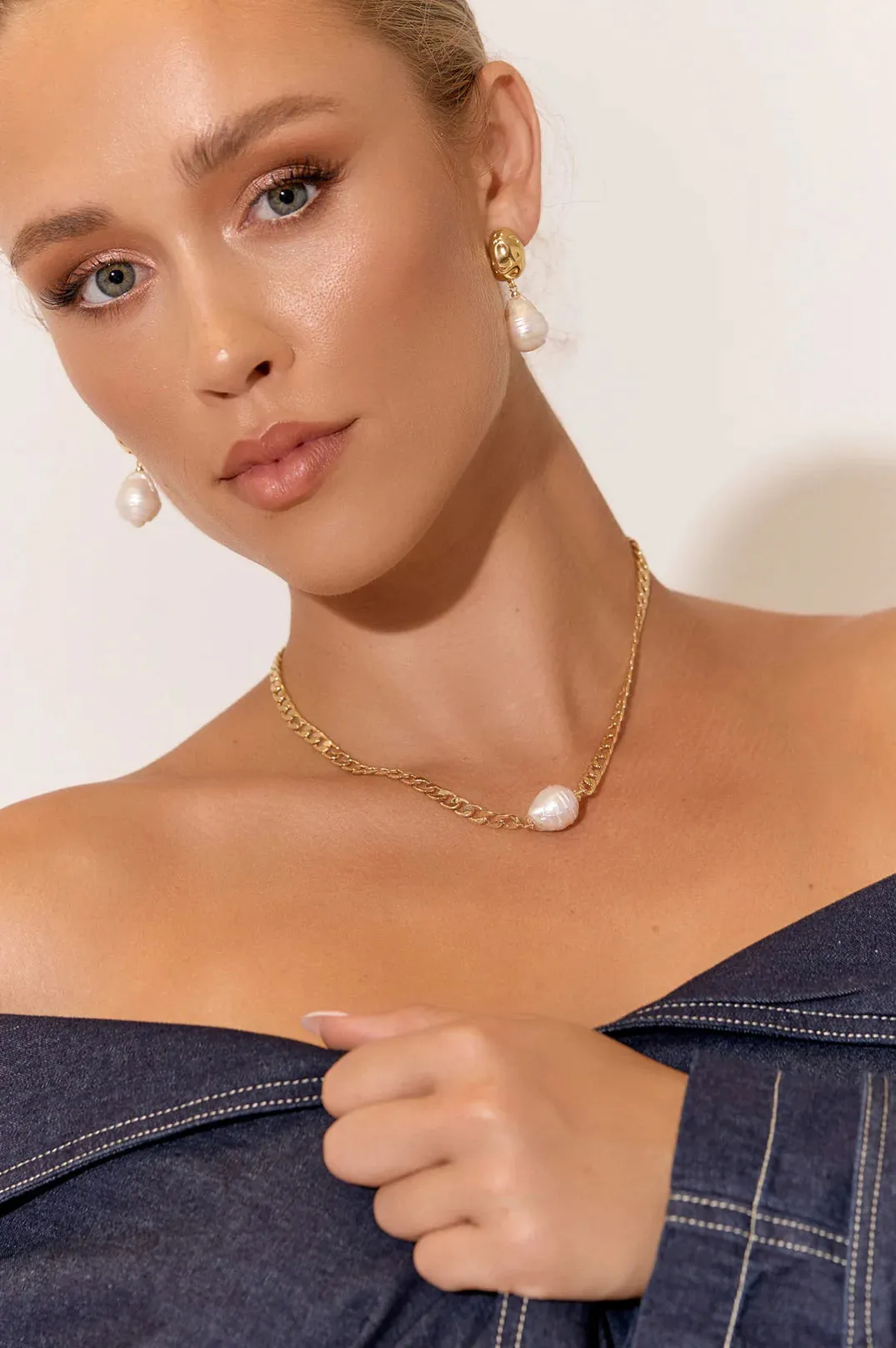 Curved Front Freshwater Pearl Earrings Cream/Gold